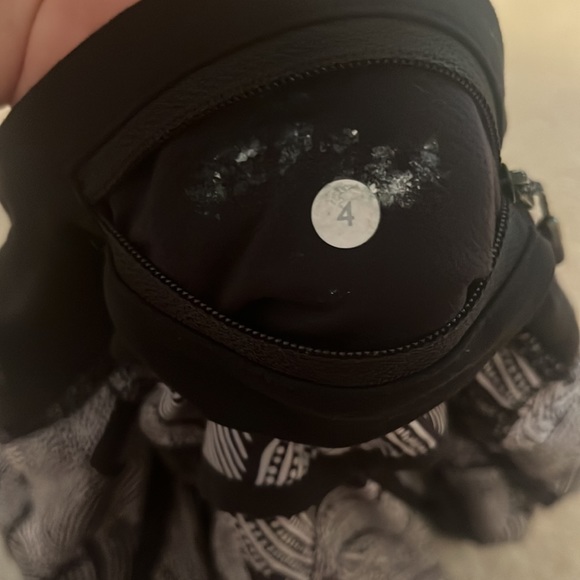 Lululemon speed up 2.5 inch size 4 shorts - Picture 3 of 4